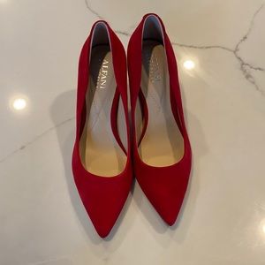 Stiletto heels. Narrow fit.